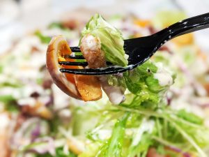 自家製ベーコン＆燻製半熟タマゴのシーザーサラダ Lサイズー「燻製ダイニングMOKU」
