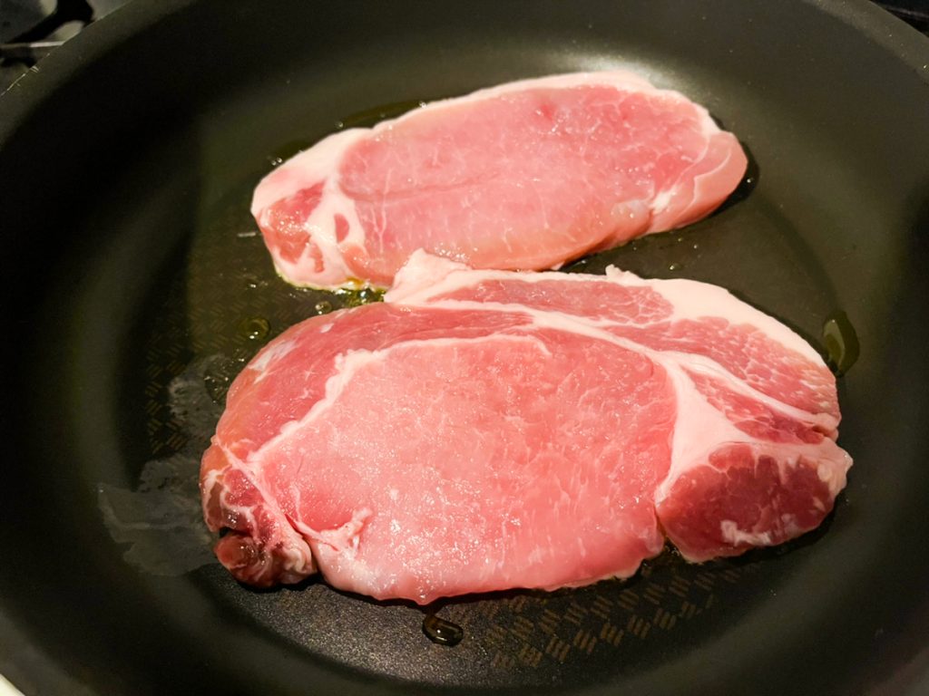 豚肉をフライパンで焼く